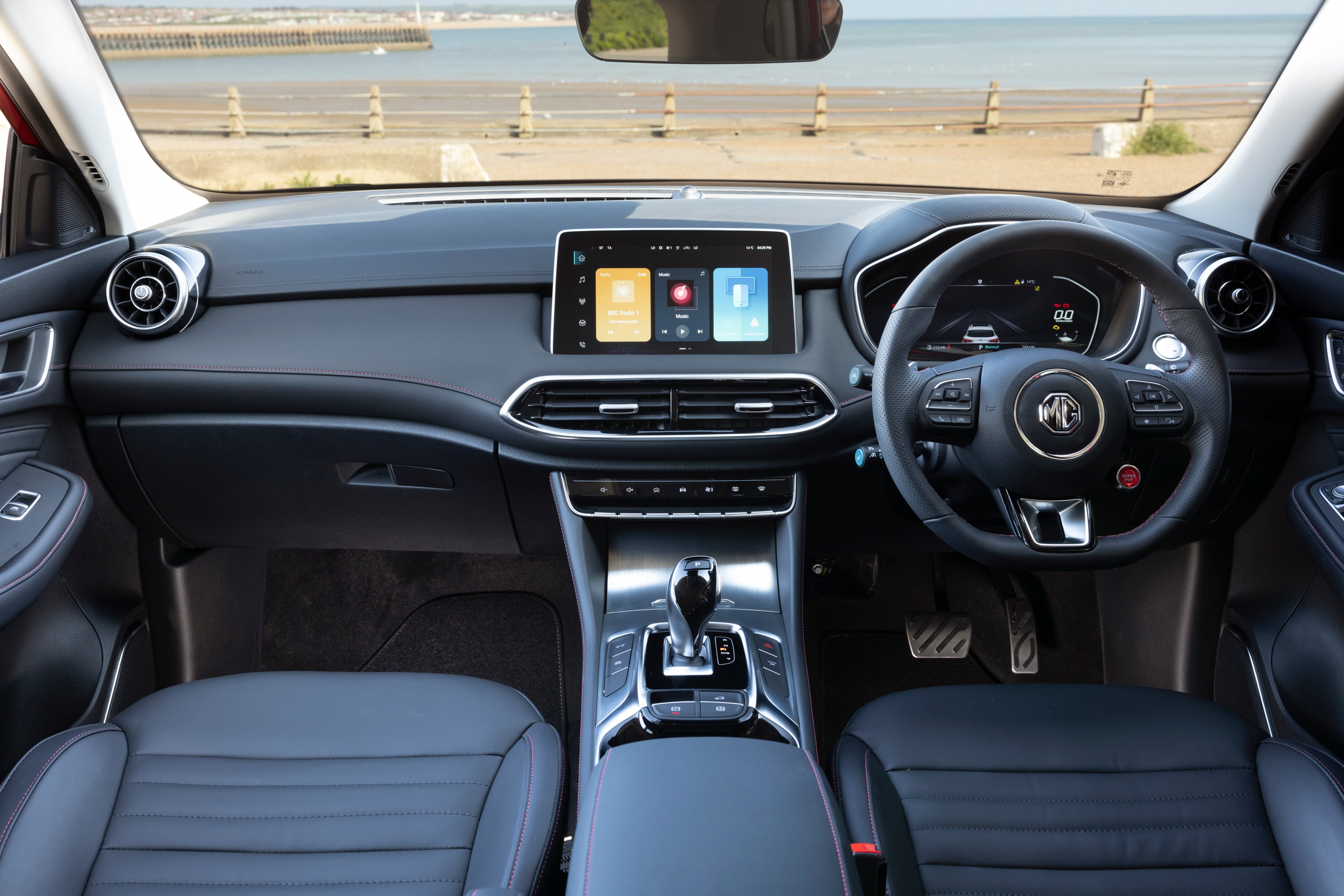 MG HS dashboard showing steering wheel and infotainment