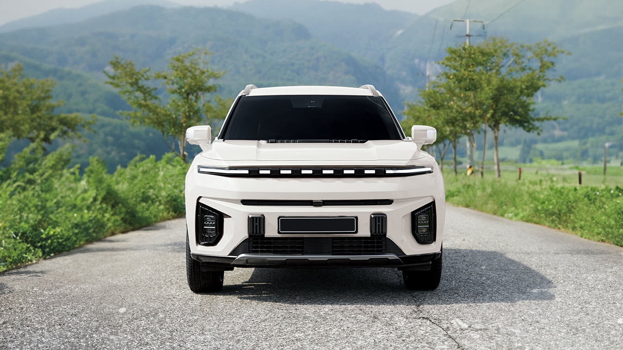 KGM Torres EVX white, front