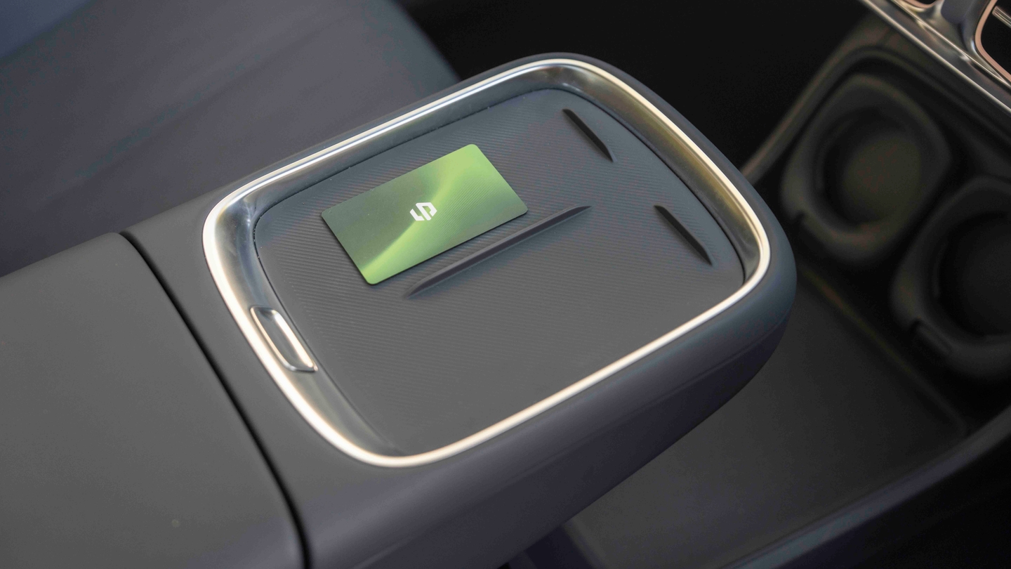 Leapmotor B10 key card on phone trays