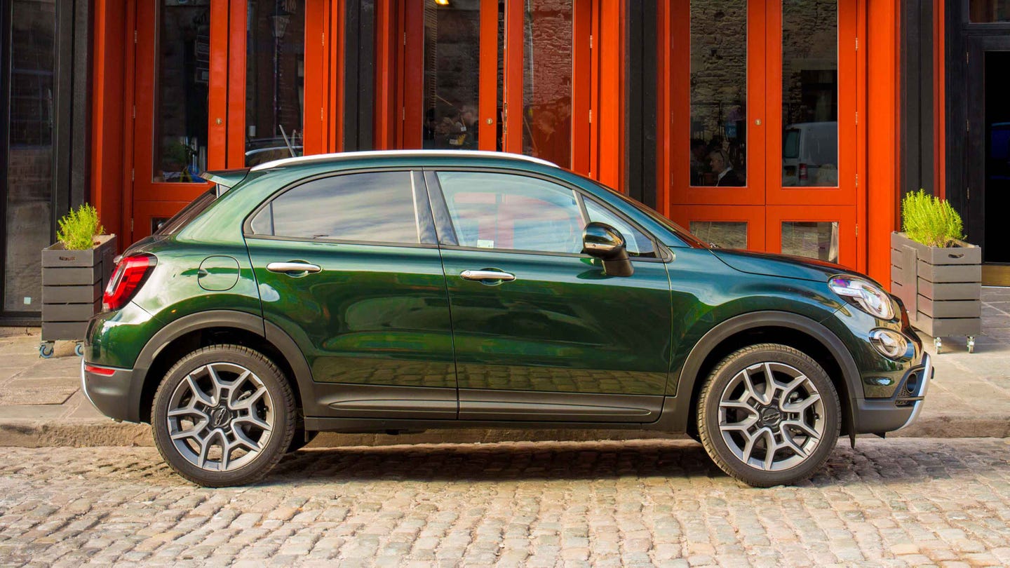 Fiat 500X side view