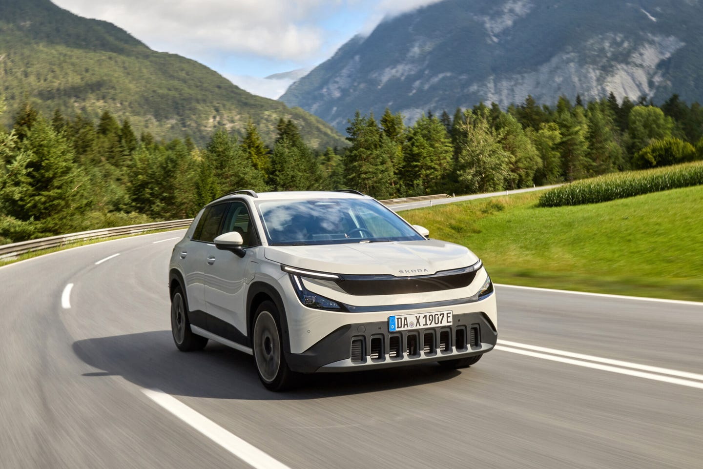 Skoda Epiq driving hero