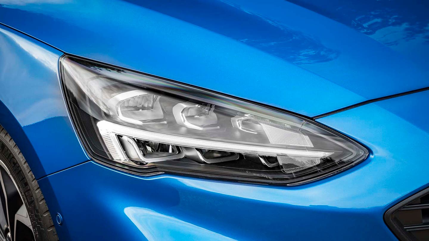 Ford Focus review headlight