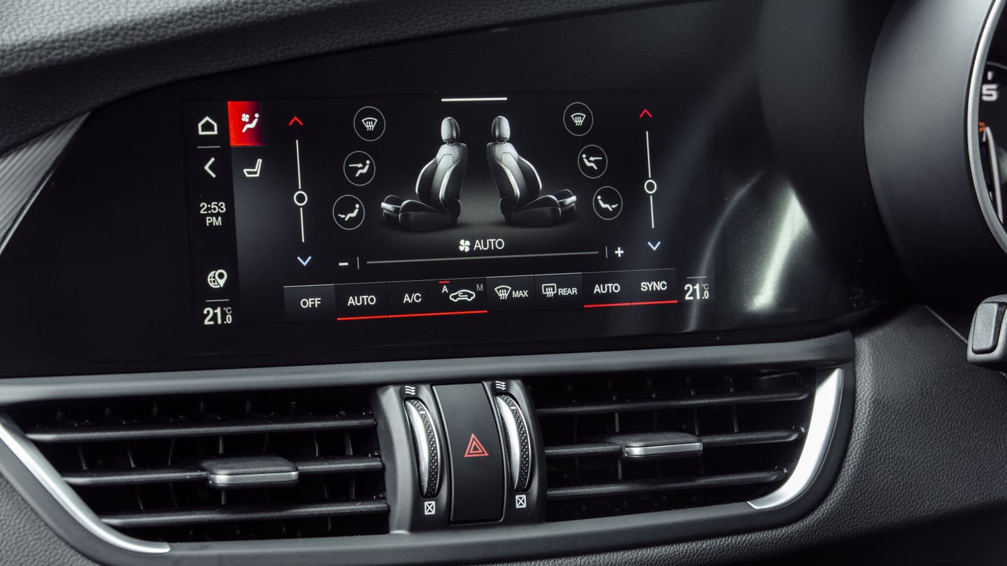 Alfa Romeo Giulia infotainment screen (climate controls)