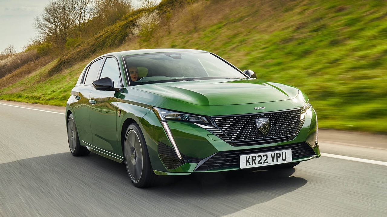 Peugeot 308 in green