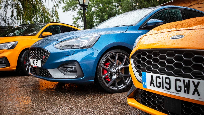 Orange and blue Ford Focus STs parked in a row