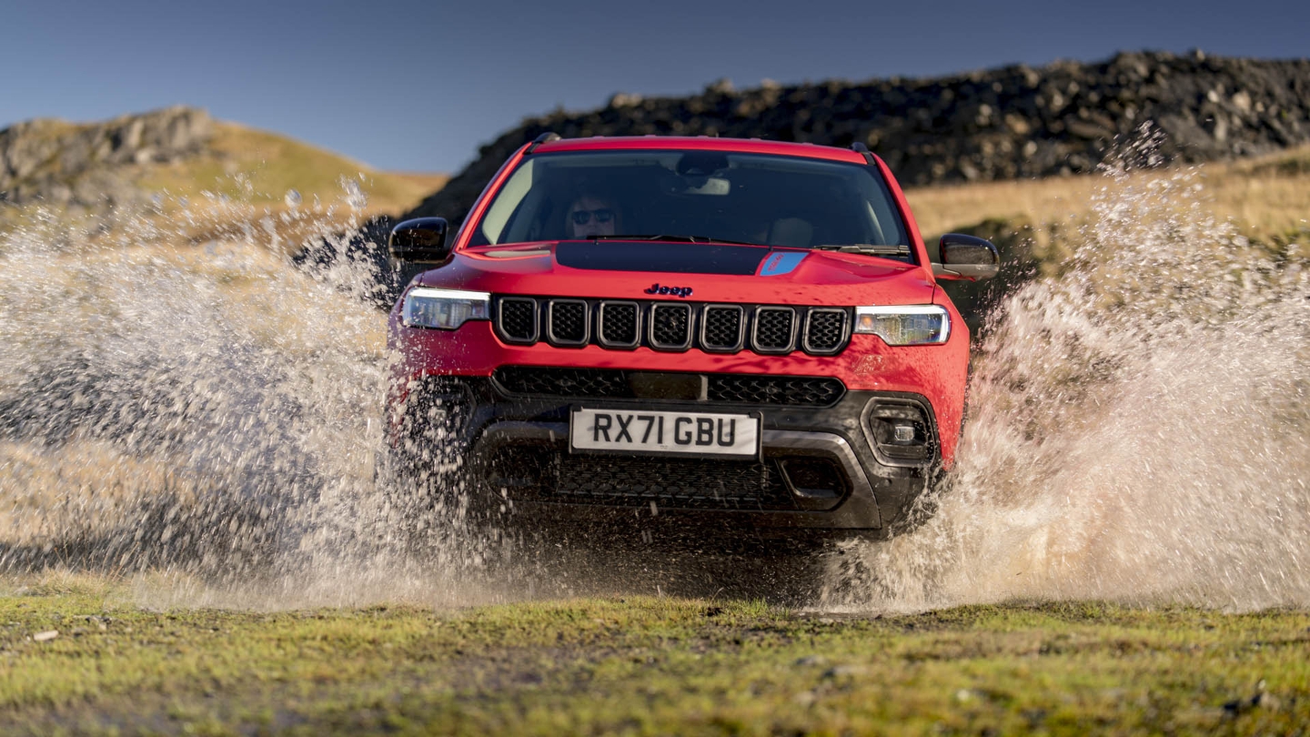 Jeep Compass Trailhawk driving through water