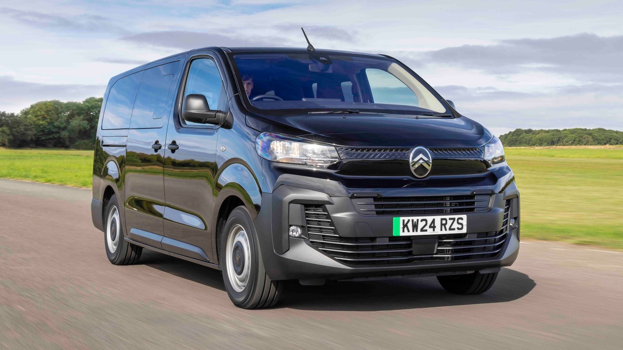 2024 Citroen e-SpaceTourer driving