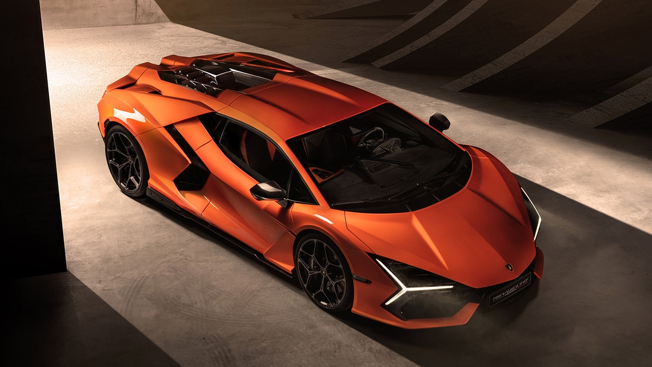 Lamborghini Revuelto in orange