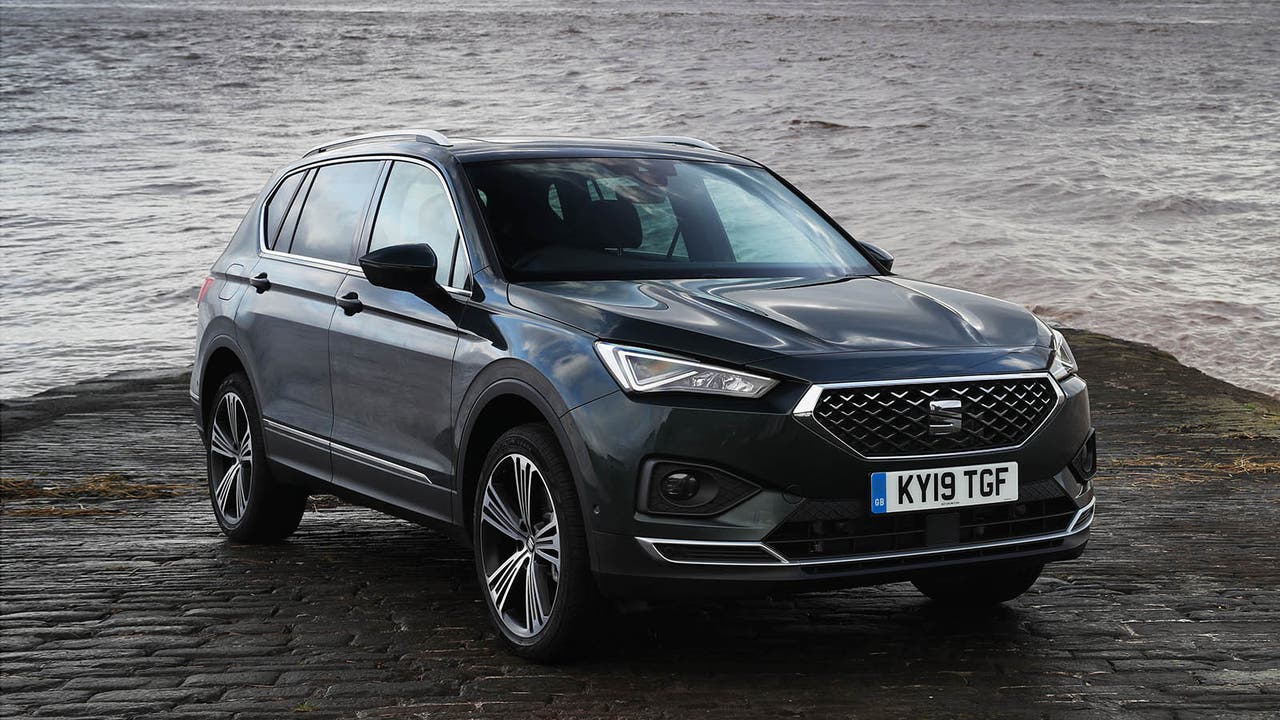 SEAT Tarraco in dark blue, front three quarter static shot