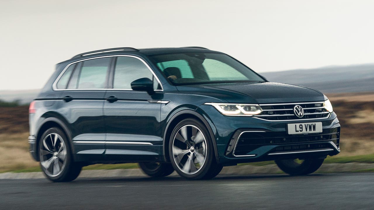 Volkswagen Tiguan in blue, driving shot