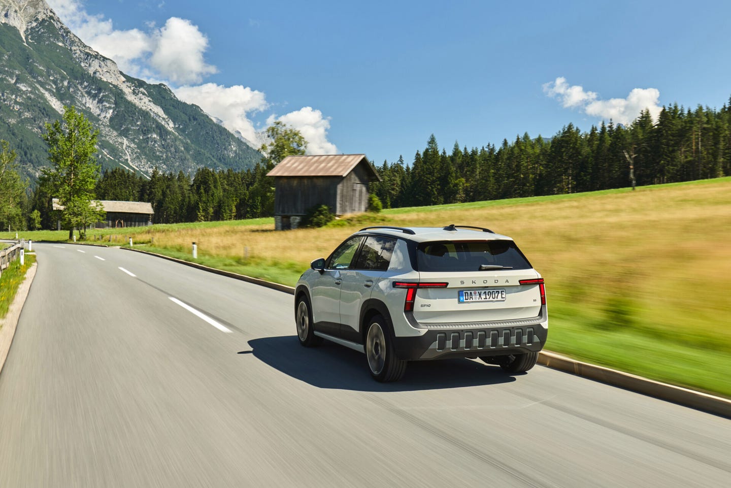 Skoda Epiq driving rear farm