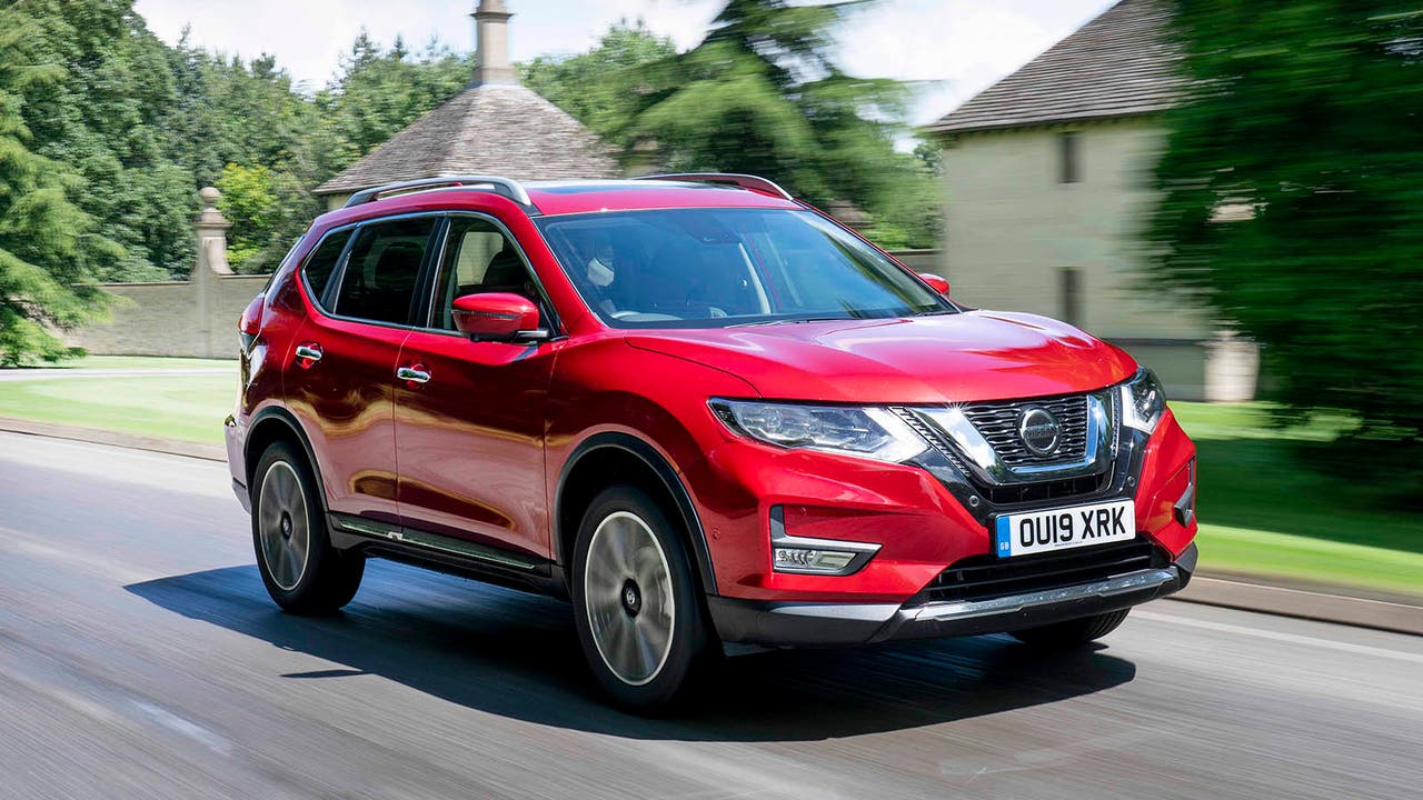 Nissan X-Trail in red