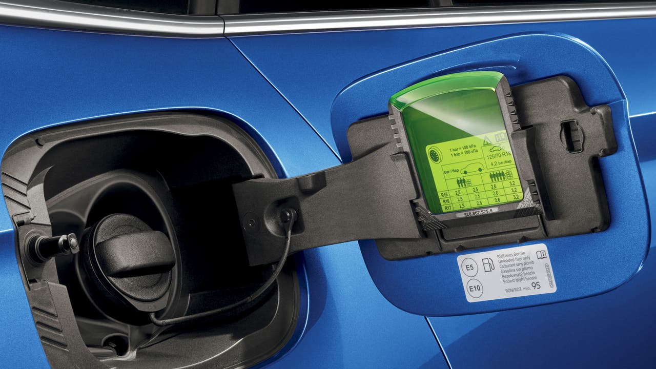 Tyre pressure sticker in Skoda fuel filler cap