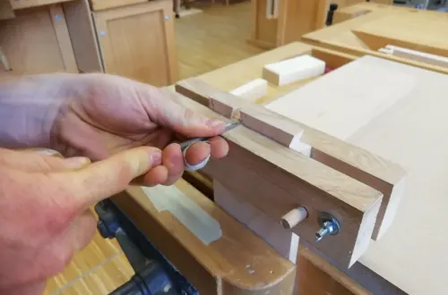 Ausschneiden der Verzinkung Ausschneiden der Verzinkung