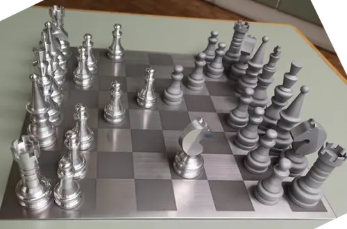 Werkstück Schachbrett mit Figuren Werkstück Schachbrett mit Figuren