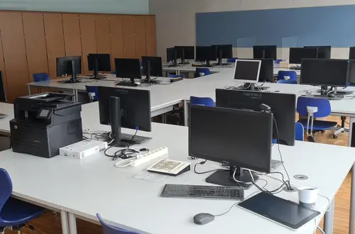 Einer von 6 Informatikräume Einer von 6 Informatikräume