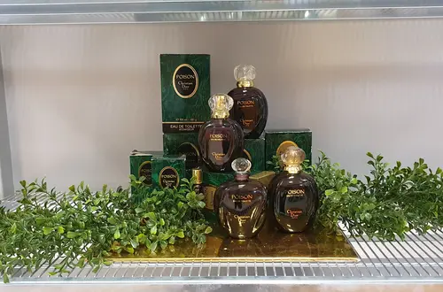 Warenpräsentation im Verkaufsraum Warenpräsentation im Verkaufsraum