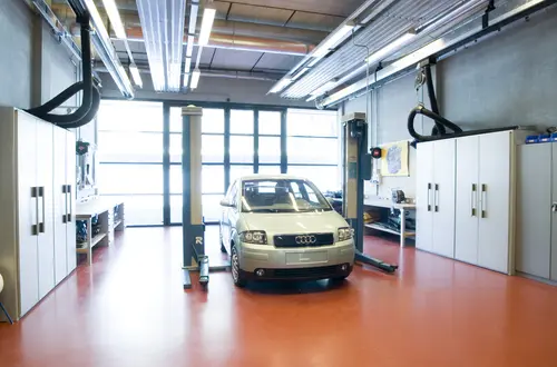 KFZ-Werkstatt mit Hebebühne KFZ-Werkstatt mit Hebebühne