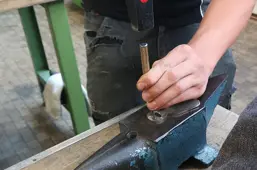 Körnen des Bohrungsmittelpunktes Körnen des Bohrungsmittelpunktes