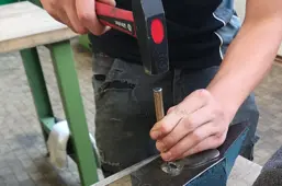 Körnen des Bohrungsmittelpunktes Körnen des Bohrungsmittelpunktes