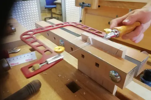 Ausschneiden der Verzinkung Ausschneiden der Verzinkung