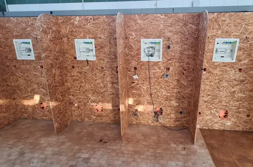 Installationswand im Elektrolabor Installationswand im Elektrolabor