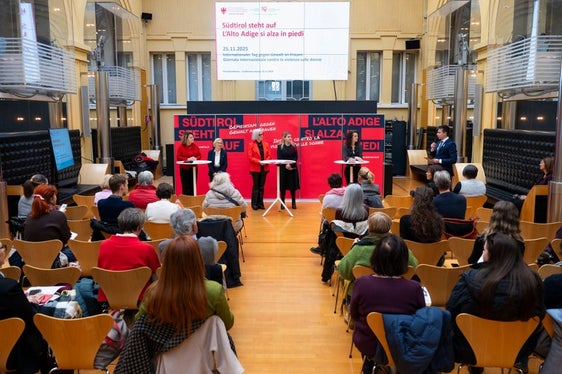 Die Kampagne „Südtirol steht auf“ wurde am 18. November 2025 im Innenhof des Palais Widmann vorgestellt. (Foto: LPA/Fabio Brucculeri)