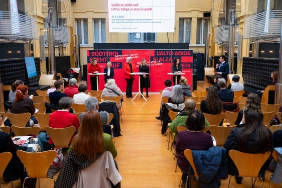 La campagna L'Alto Adige si alza in piedi“ è stata presentata martedì 18 novembre 2025 nel cortile interno di Palazzo Widmann. (Foto: USP/Fabio Brucculeri)