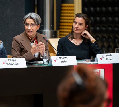d.s. La Consigliera di parità, Brigitte Hofer, è la referente in caso di sospetta discriminazione salariale e Heidi Flarer, come ricercatrice dell'IPL, osserva lo sviluppo del gender pay gap in Alto Adige (USP/Fabio Brucculeri)