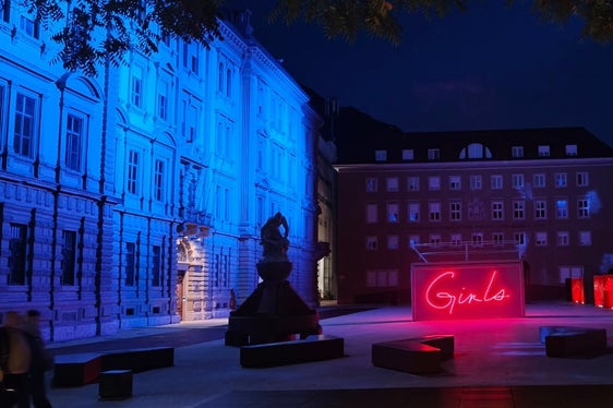 Art Container GIRLS WANTED by night in Piazza Silvius Magnago a Bolzano (Foto: Servizio donna)