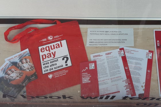 Bozen - Informationsmaterial im Schaufenster von Women Empowerment