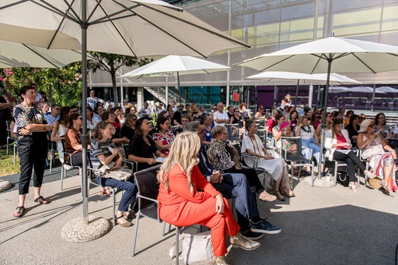 Bei hochsommerlichen Temperaturen waren Plätze im Schatten gefragt, im Vordergrund Referentin Claudia Reiterer mit Landeshauptmann Arno Kompatscher und Referentin Elisabetta Spitz (Foto: Lukas Auer photography)