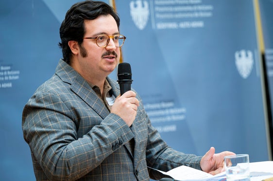 Francesco Trevisan vom Frauenbüro des Landes Südtirol erläuterte ausführlich, wie die neue ADA-Datenbank funktioniert und wie sich Expertinnen darin eintragen lassen können. (Foto: LPA/Fabio Brucculeri)