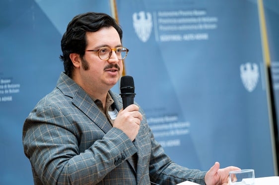 Francesco Trevisan del Servizio donna della Provincia autonoma di Bolzano ha illustrato in dettaglio il funzionamento della nuova banca dati ADA e le modalità di registrazione delle esperte. (Foto: USP/Fabio Brucculeri)