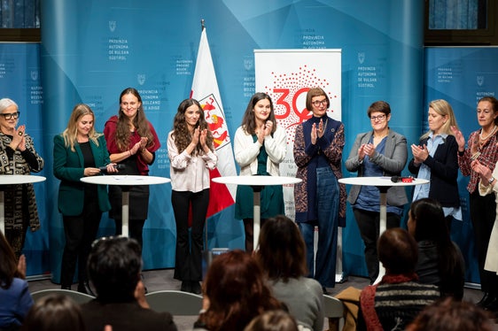 Nella foto di gruppo: Nadia Mazzardis, Ulrike Oberhammer, le vincitrici del premio Petra Oberhollenzer, Mathilde Galli e Ingrid Kapeller, Heidi Hintner, Elisabeth Tappeiner, Margareth Fink, Roberta Micheli e Verena Kraus (Foto: USP/Fabio Brucculeri)