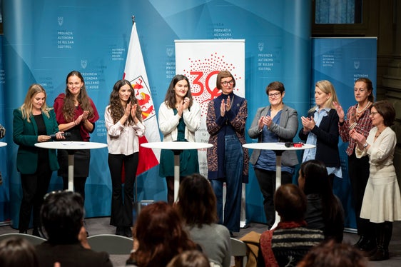 Nella foto di gruppo: Nadia Mazzardis, Ulrike Oberhammer, le vincitrici del premio Petra Oberhollenzer, Mathilde Galli e Ingrid Kapeller, Heidi Hintner, Elisabeth Tappeiner, Margareth Fink, Roberta Micheli e Verena Kraus (Foto: USP/Fabio Brucculeri)