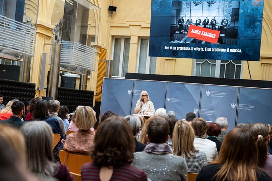 Nadia Mazzardis, Vizepräsidentin des Landesbeirats für Chancengleichheit, betonte die Wichtigkeit der Sichtbarkeit von Frauen im weltweiten Netz und in den Social media (Foto: LPA/Fabio Brucculeri)