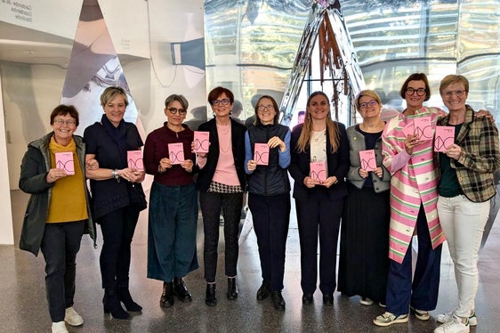 Alla presentazione del Calendario delle donne 2025: alcune donne della Commisione per le pari opportunità