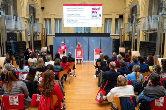 Präsidentin Ulrike Oberhammer (Mitte) und Vizepräsidentin Nadia Mazzardis (links) stellen den EPD 2025 vor. (Foto: LPA/ Fabio Brucculeri)