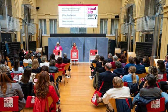 La Presidente Ulrike Oberhammer (al centro) e la Vicepresidente Nadia Mazzardis (a sinistra) presentano l'EPD 2025 (foto: USC/Fabio Brucculeri)