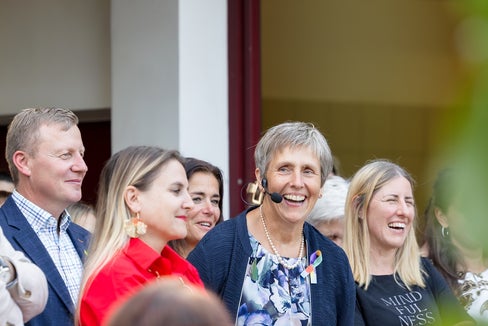 La Presidente della SBO Antonia Egger insieme agli ospiti d'onore Daniel Gasser, Presidente dell'Unione Agricoltori e Coltivatori Diretti Sudtirolesi (SBB), e Ulrike Oberhammer, Presidente della Commissione provinciale per le Pari Opportunità. (Foto: SBO)