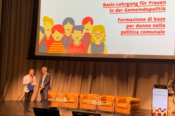 L’8 novembre l'evento di avvio del corso per donne nella politica comunale. “Un corso per promuovere consapevolmente le donne”, sottolinea il presidente Arno Kompatscher nell’intervista con il moderatore Patrick Rina (Foto: Servizio donna).