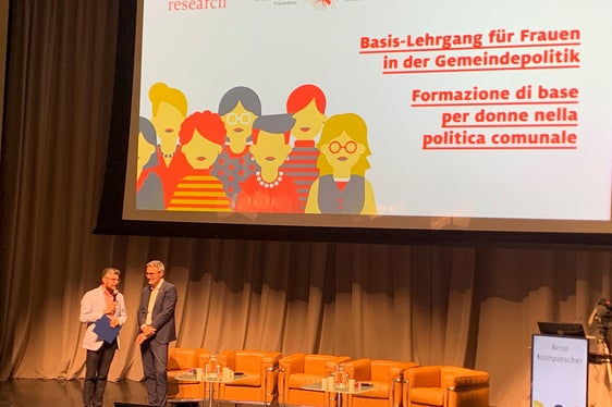 L’8 novembre l'evento di avvio del corso per donne nella politica comunale. “Un corso per promuovere consapevolmente le donne”, sottolinea il presidente Arno Kompatscher nell’intervista con il moderatore Patrick Rina (Foto: Servizio donna).