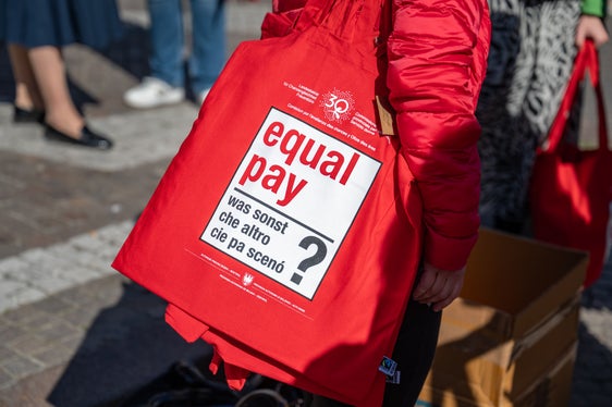 Viele Frauen nehmen auch gleich mehrere Taschen mit (Foto: LPA/Greta Stuefer)
