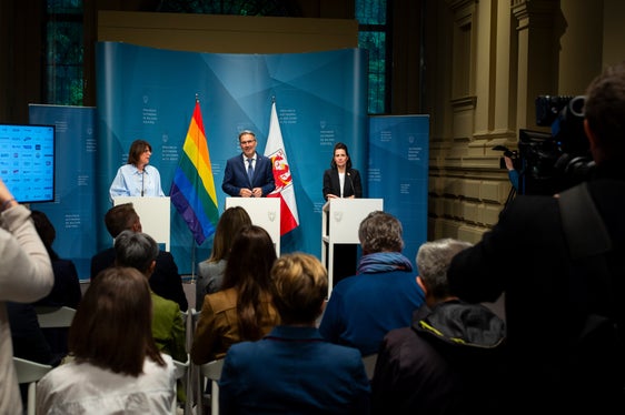 Cristina Ferretti (a sinistra) e Birgit Mayr hanno presentato la rete RE.A.DY e le iniziative del Pride Month con il presidente della Provincia Arno Kompatscher, (Foto: ASP/Fabio Brucculeri)