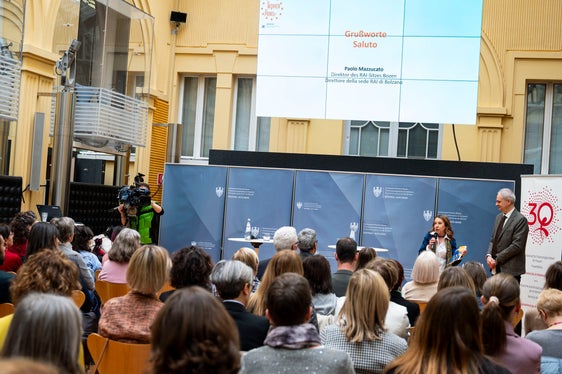 Die RAI unterstützt die Initiative No Women No Panel italienweit aktiv seit 2022, berichteten die nationale Koordinatorin Arianna Voto und der Direktor von RAI Bozen Paolo Mazzucato (Foto: LPA/Fabio Brucculeri)