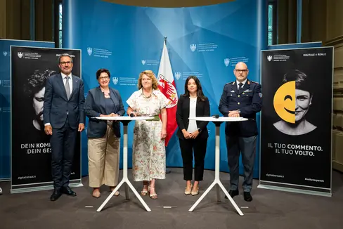 Landeshauptmann Arno Kompatscher (im Bild von links), Judith Gögele, die Präsidentin des Kommunikationsbeirats, Landesrätin Rosmarie Pamer, Lisa Bringhenti von der Agentur für Presse und Kommunikation und Bruno Mazzurana von der Postpolizei - Operationseinheit Cybersicherheit. (Foto: LPA/Fabio Brucculeri)