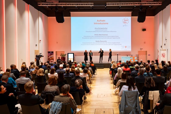 Sala piena alla firma del “Memorandum of Understanding” questa sera (19 settembre) a all'Hotel Sheraton di Bolzano. (Foto: USP/Fabio Brucculeri)
