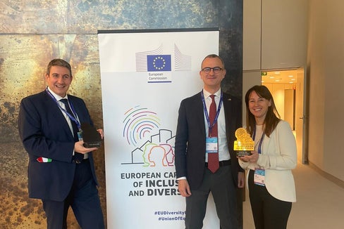 I/le rappresentanti della città di Corbetta ricevono il premio.