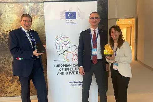 I/le rappresentanti della città di Corbetta ricevono il premio.